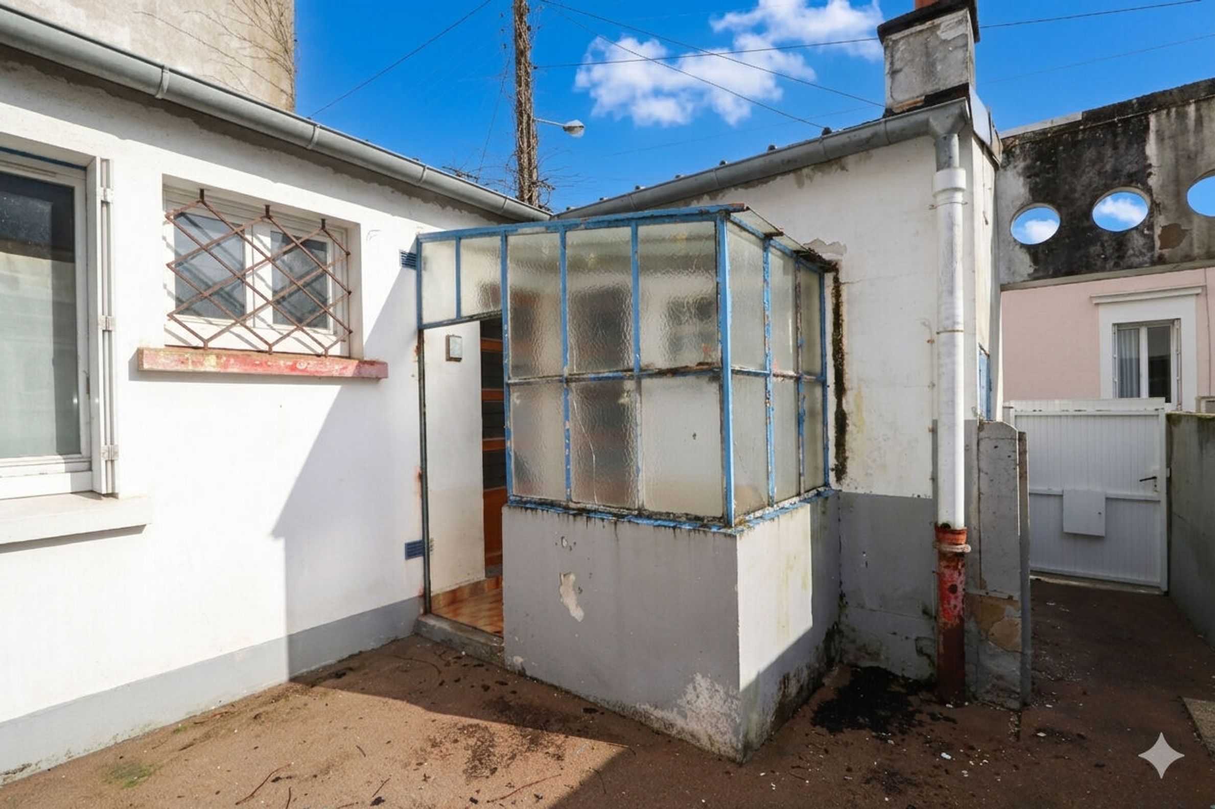 Maison 2 pièces à rénover - 40 m² habitables - Cour - Toiture récente