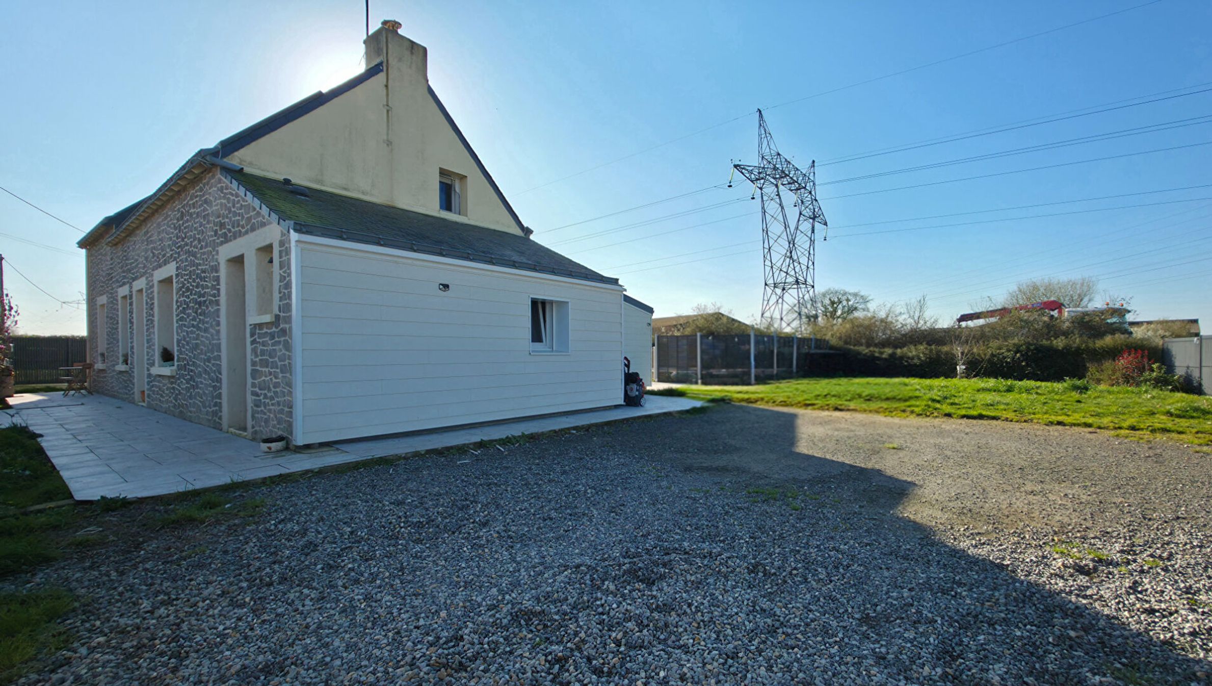 Grande maison familiale d'environ 135m² avec vie de plain-pied, jardin et piscine en campagne de Trignac